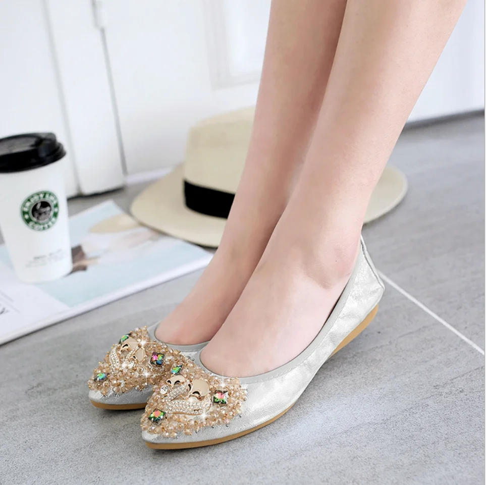 Балетки женские на плоской подошве модные блестящие без застежки заостренный