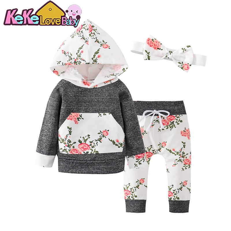 

Комплект одежды с цветочным принтом для новорожденных девочек, кофта с длинным рукавом и капюшоном, штаны, повязка на голову, комплект из 3 п...