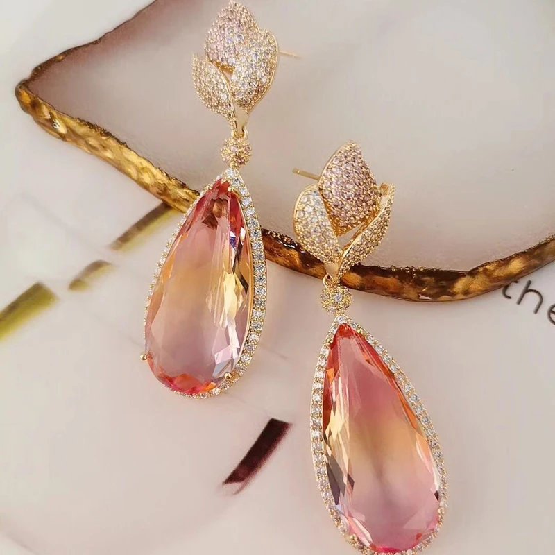 Женские серьги подвески с фианитами Be 8 Разноцветные в форме капли украшенные