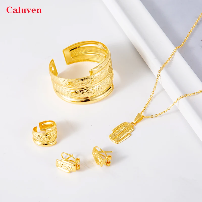 Комплект женских колец и сережек золотистого цвета в африканском