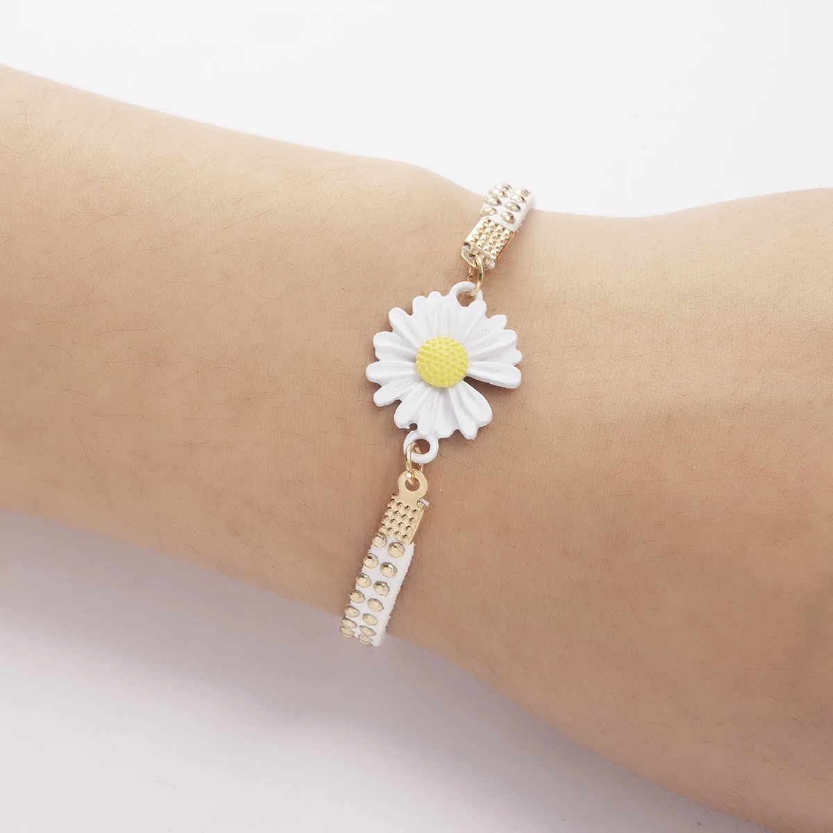 

2021 New Korean Cute Flower Daisy Bracelets Leather Heart Link Pearls Chain Charm Sunflower Handmade Wristband for Women Jewelry