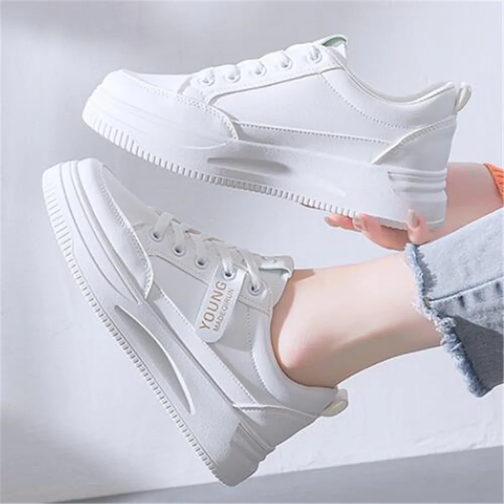 

Женские кроссовки для скейтборда, белые дышащие кроссовки на плоской вулканизированной подошве, на шнуровке, удобная прогулочная обувь, ев...