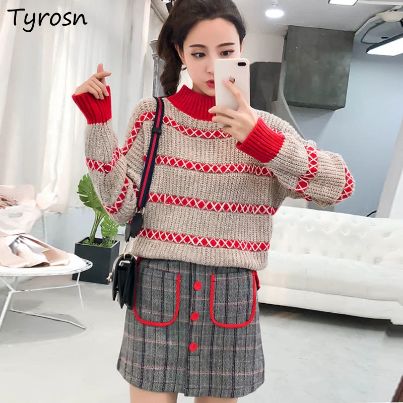 

Женский трикотажный свитер с круглым вырезом и юбка выше колена