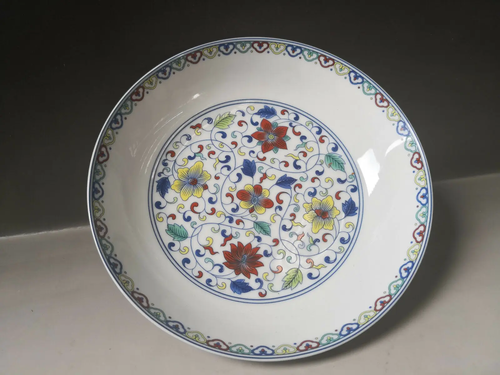 Китайская старая фарфоровая синяя и белая тарелка с цветами для домашнего