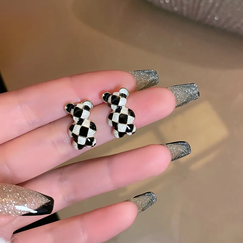 Милые серьги-гвоздики с милым черным и белым маленьким медведем простые