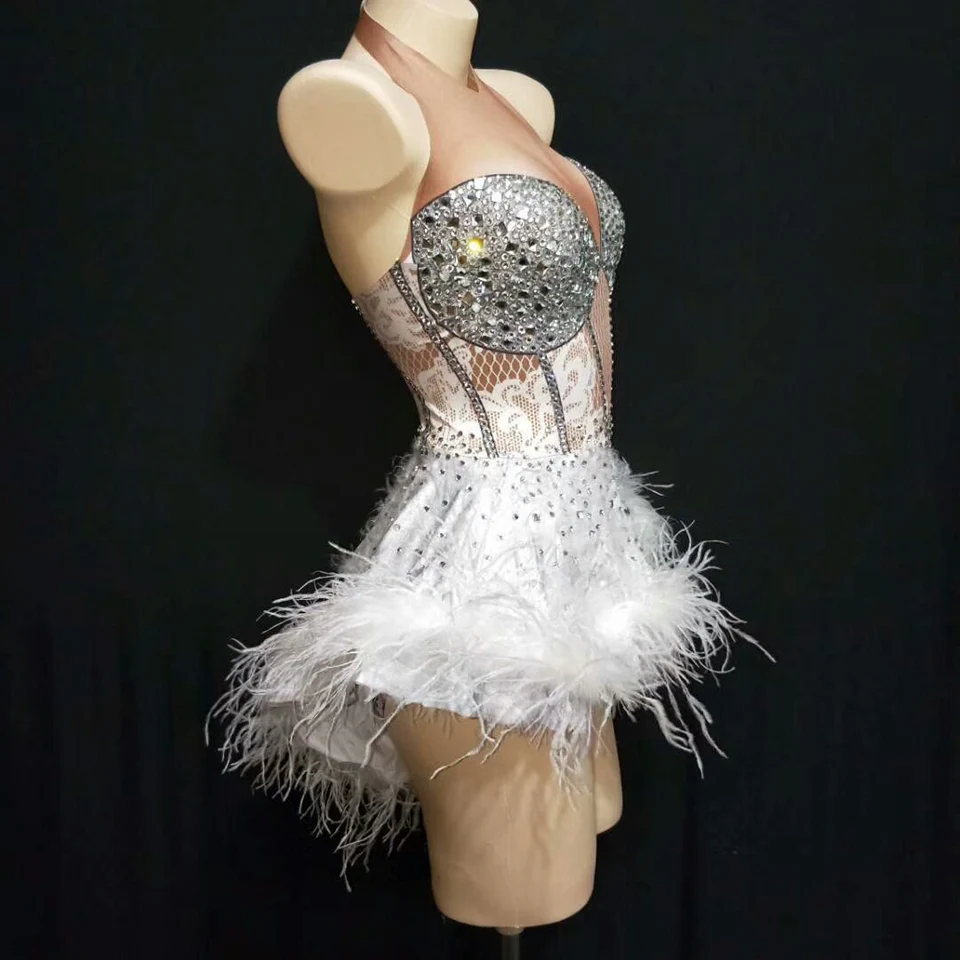 Блестящее платье с белыми кристаллами и перьями женское на день рождения