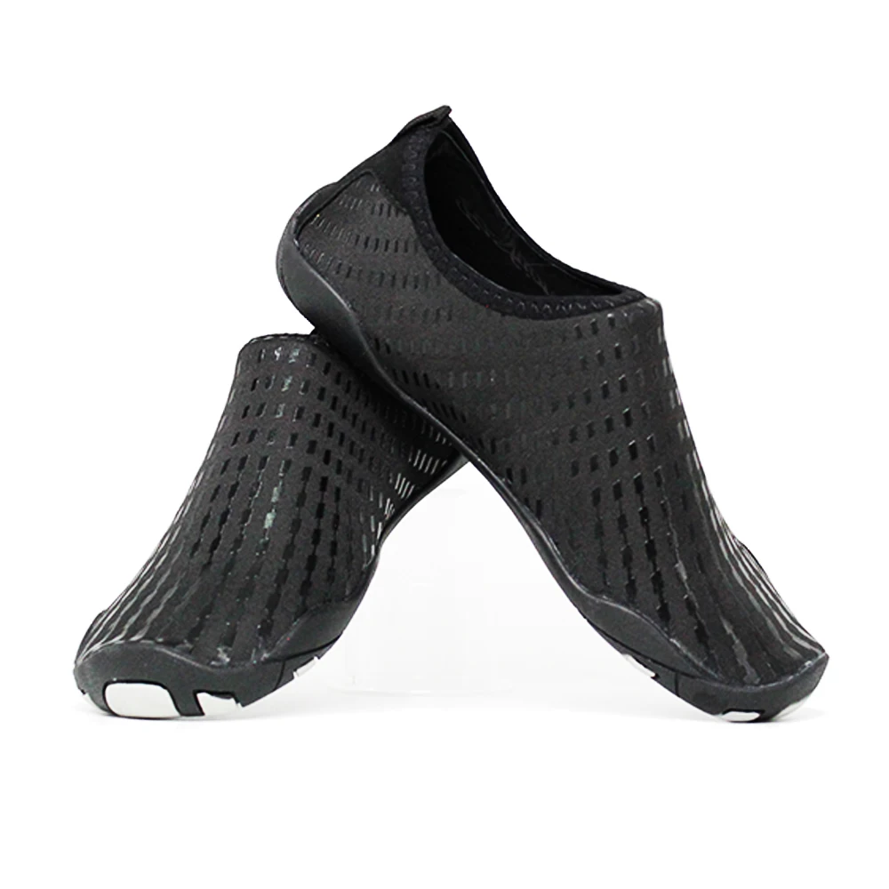 Водонепроницаемая обувь пляжная черная морская модная на плоской подошве для