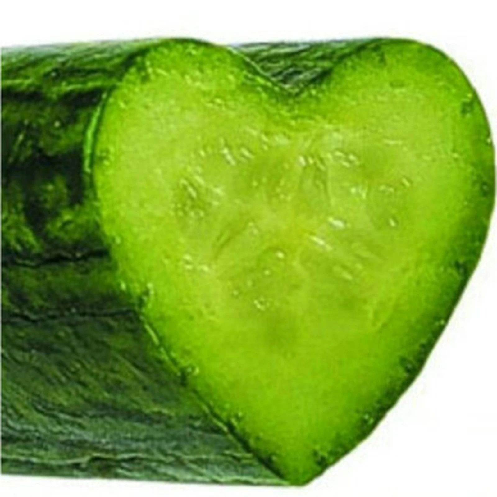 Сердечко из огурца. Сердечко из огурца. Нарезать огурец сердечком. Сердечки из огурцов. Сердце из овощей.