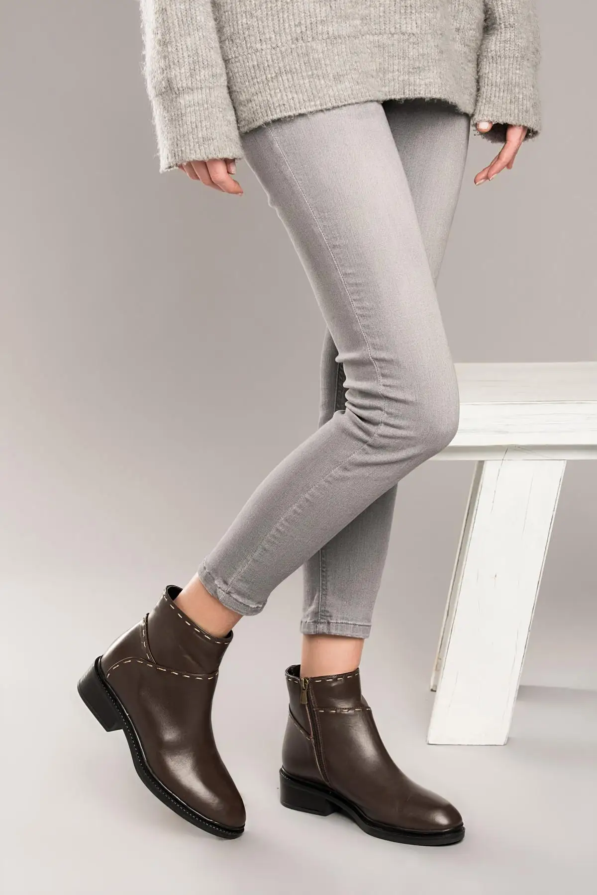 Женские Темно коричневые ботинки из натуральной кожи с жемчугом коллекция