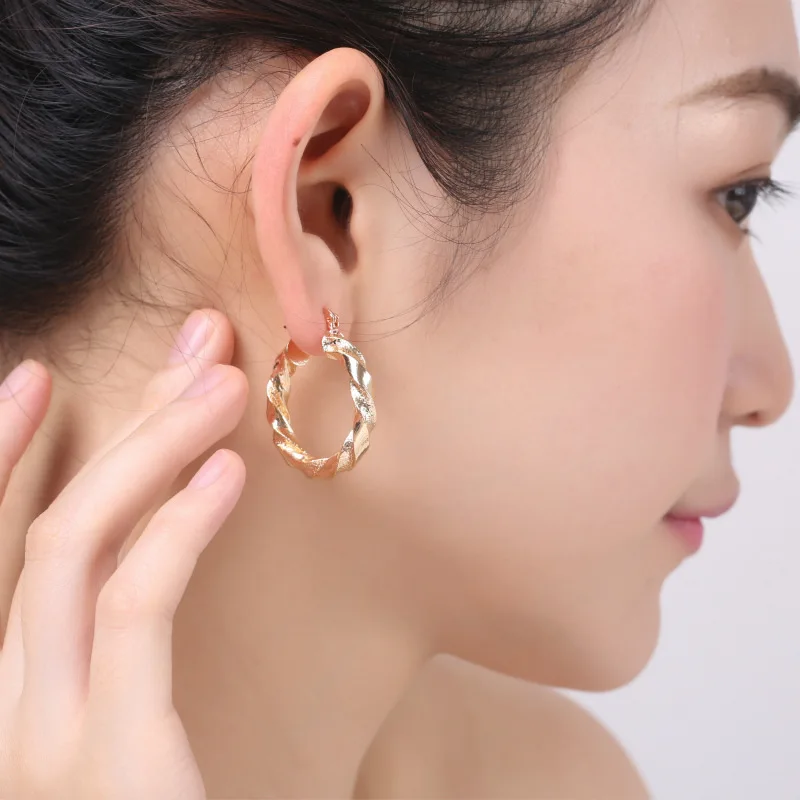 

Ladies Gold Earrings Women's Glossy Oval Hoop Simple Fashion Earrings Wholesale Jewelry