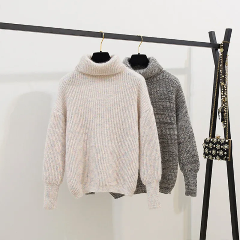 С высоким плотно облегающим шею воротником пуловер свитер и шерстяные юбка