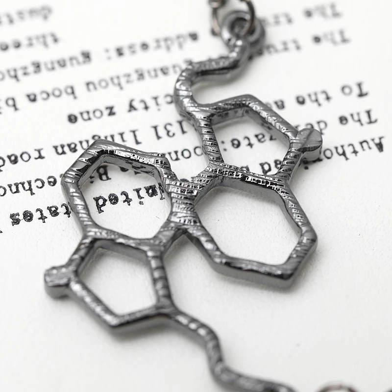 Ожерелье с подвеской черного цвета геометрической формы квадратной химический