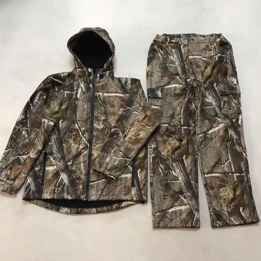 Один комплект непромокаемых ветрозащитных охотничьих костюмов с капюшоном и