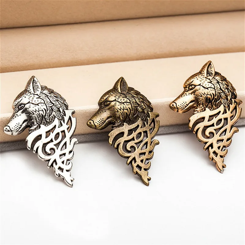 

1pcs Wolf Badge Kawaii Brooch Pin for Women and Men Coat Shirt Collar Ornaments Accessory Clothes Decoration
