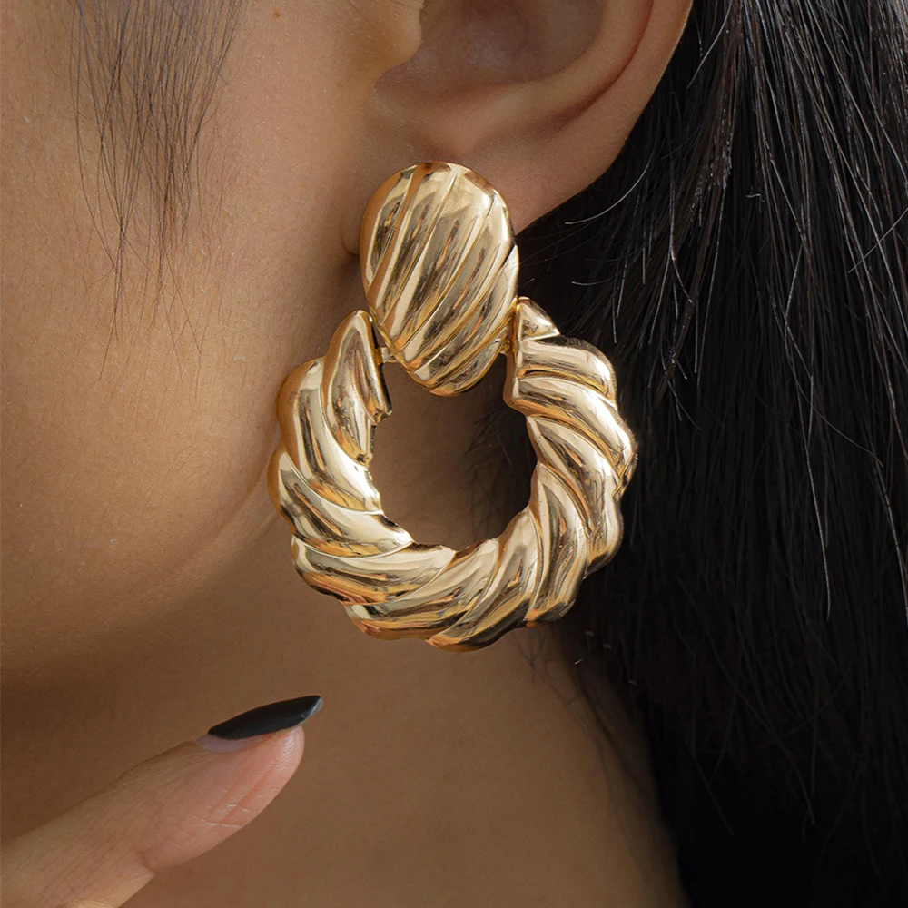 

Lacteo Punk Twist Metal Drop Earrings For Women 2021 Fashion Trendy Round Circle Charm Earrings Night Club Jewelry Accessories