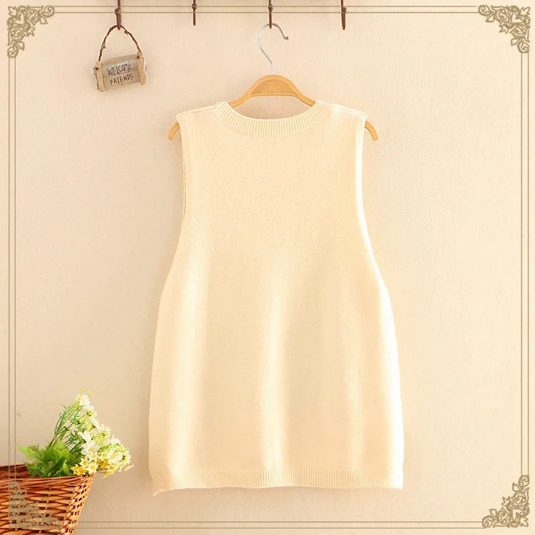 Женский трикотажный жилет с круглым вырезом на раннюю осень |