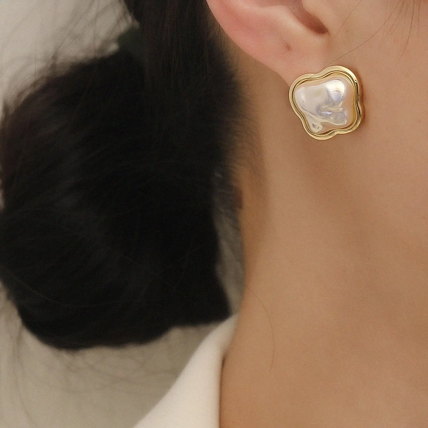 

Minimalist Irregular Apple Shape Imitation Pearl Earrings Smooth Surface Accessories Elegant Advanced Sense Design HYACINTH