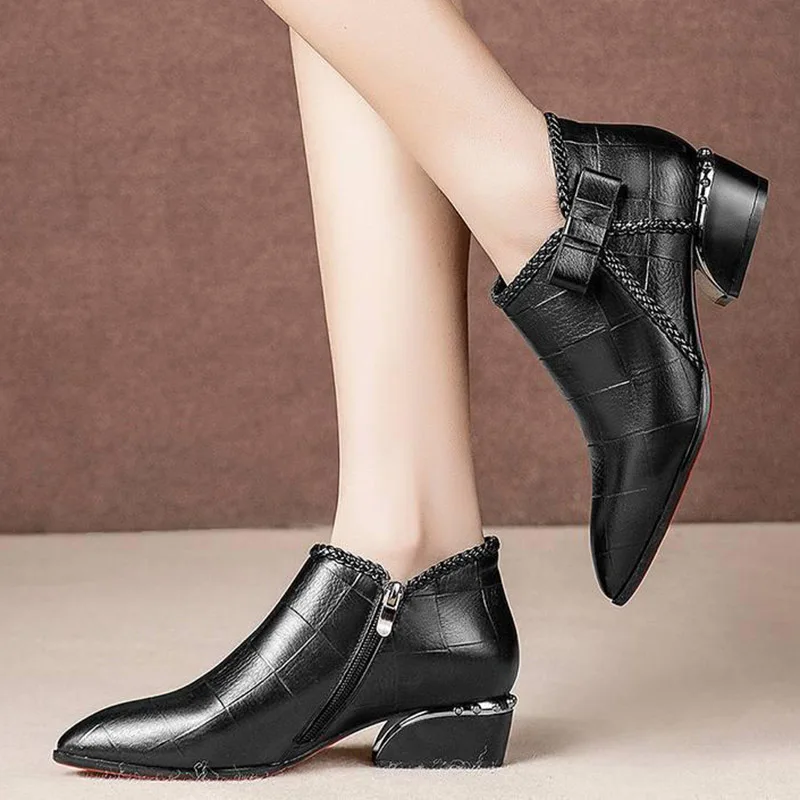 Женские классические туфли оксфорды с острым носком черные золотые на каблуке