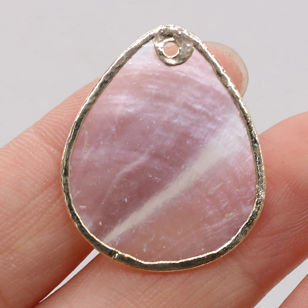 Подвеска из натуральной ракушки в форме капли с позолоченными краями бусины