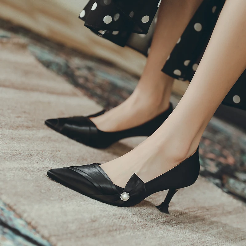 

Llogai новая на высоком каблуке в западном стиле; Модные пикантные шпильки с острым носком; Шелковые женские туфли-лодочки; Одноцветные; Цвет б...