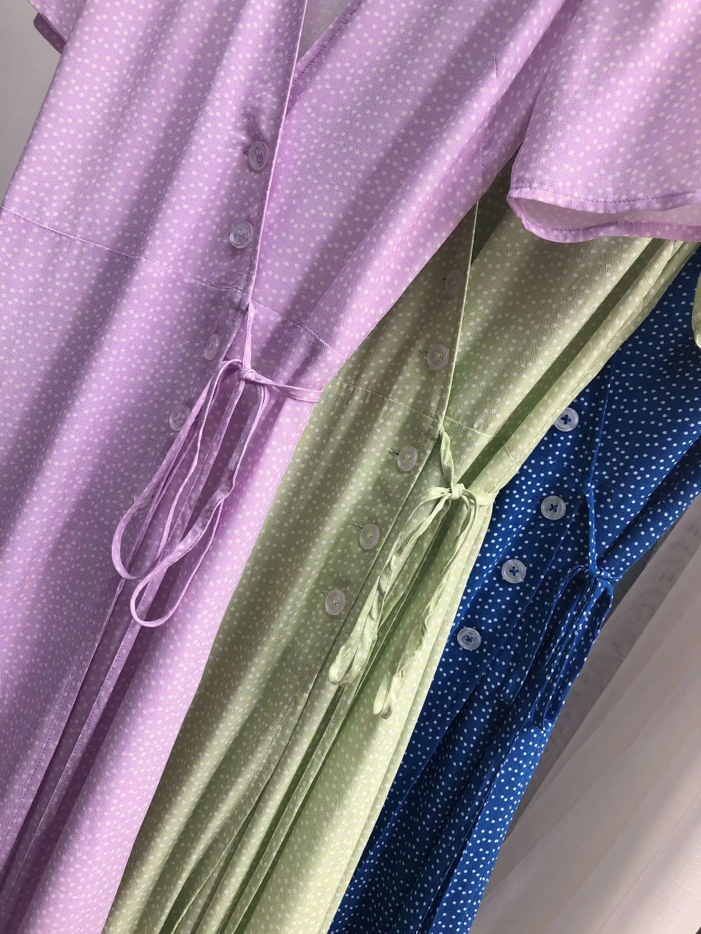 Женское платье средней длины в горошек с v образным вырезом шикарное