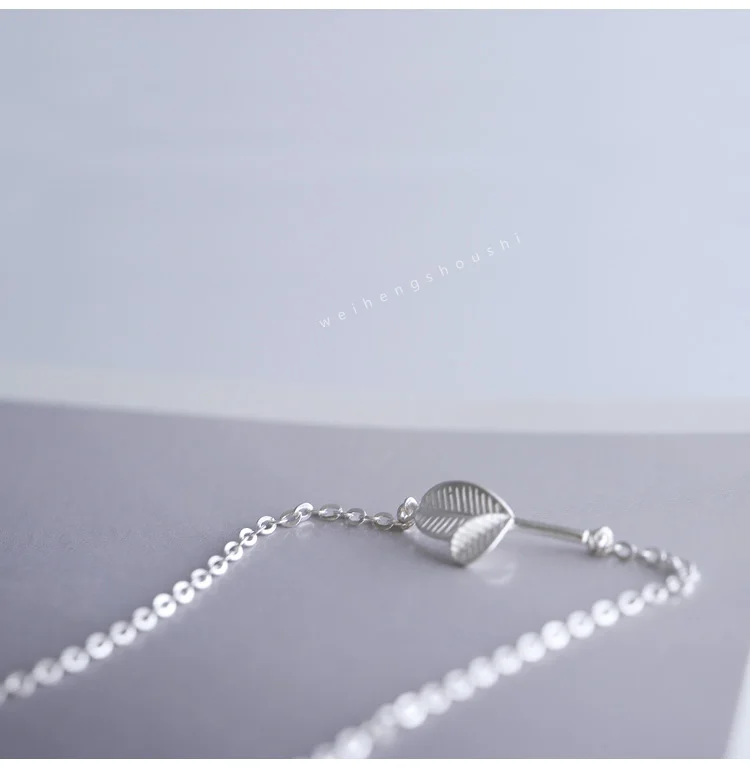 

Простой ювелирный браслет в форме листа