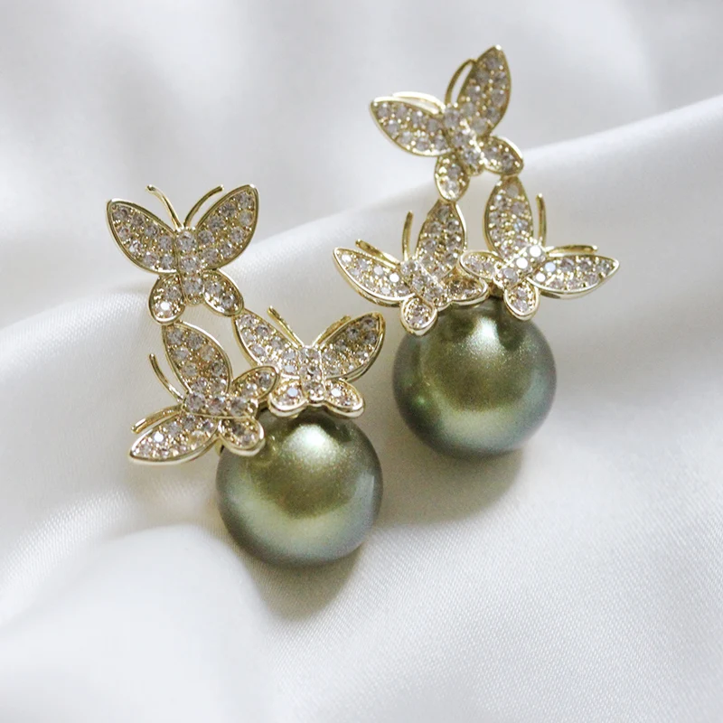 Модные изящные золотые объемные серьги-подвески с тремя бабочками зелеными или