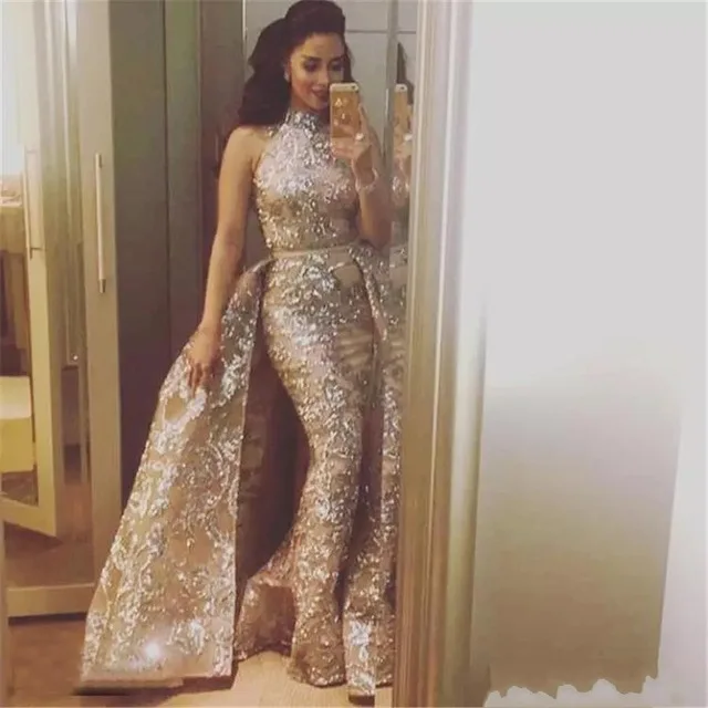 Элегантное длинное вечернее платье с высоким воротом без рукавов сверкающее