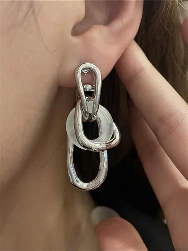 Металлические серьги-гвоздики неправильной геометрической формы в европейском