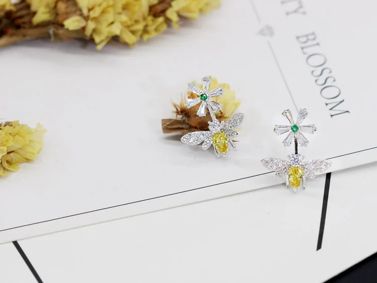 

Korean Version Of Ins Bee Flower-Shaped Crystal Insect Earrings Female Fashion College Style Wedding Party Valentines Day Gifts
