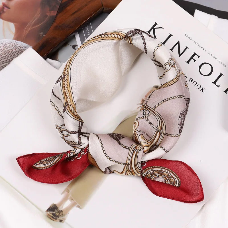 

В европейском стиле и красивой девушкой шарф с принтом цепей Новый Шелковый Атлас небольшой площади украшение для шарфа шарф галстуком-баб...