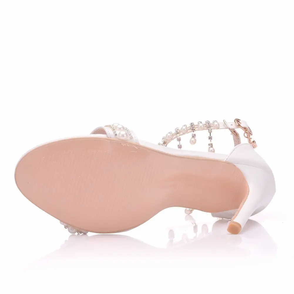 Женские босоножки на тонком каблуке 11 см украшенные стразами и жемчугом вечерние