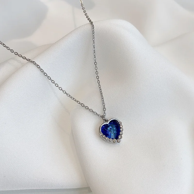 New fashion personality design sense light luxury web celebrity senior sense of blue crystal necklace female