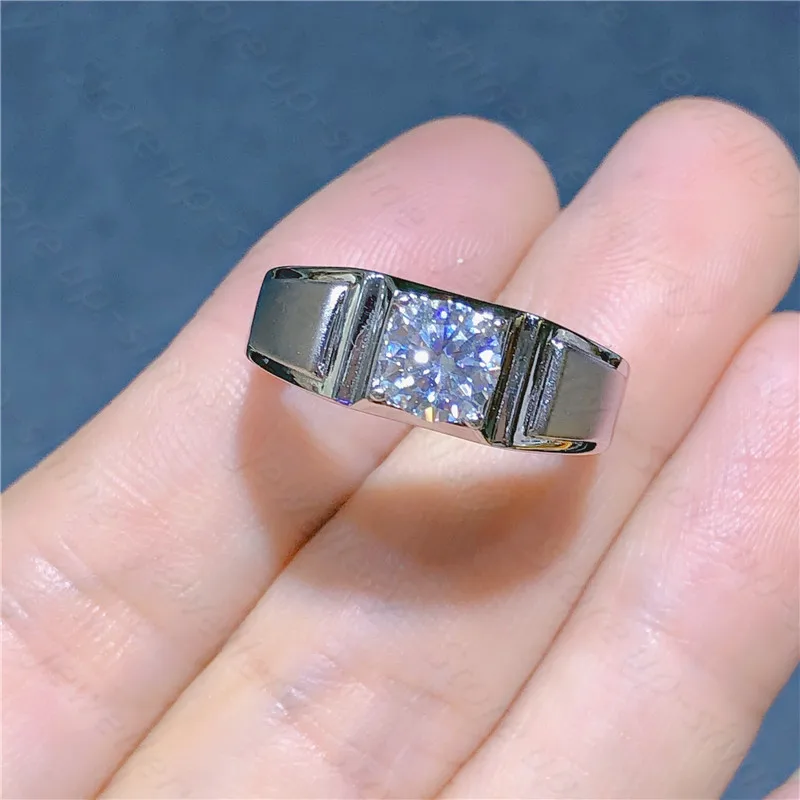 

New 925 silver inlaid Moissan diamond ring, fine inlaid, D color, super shiny