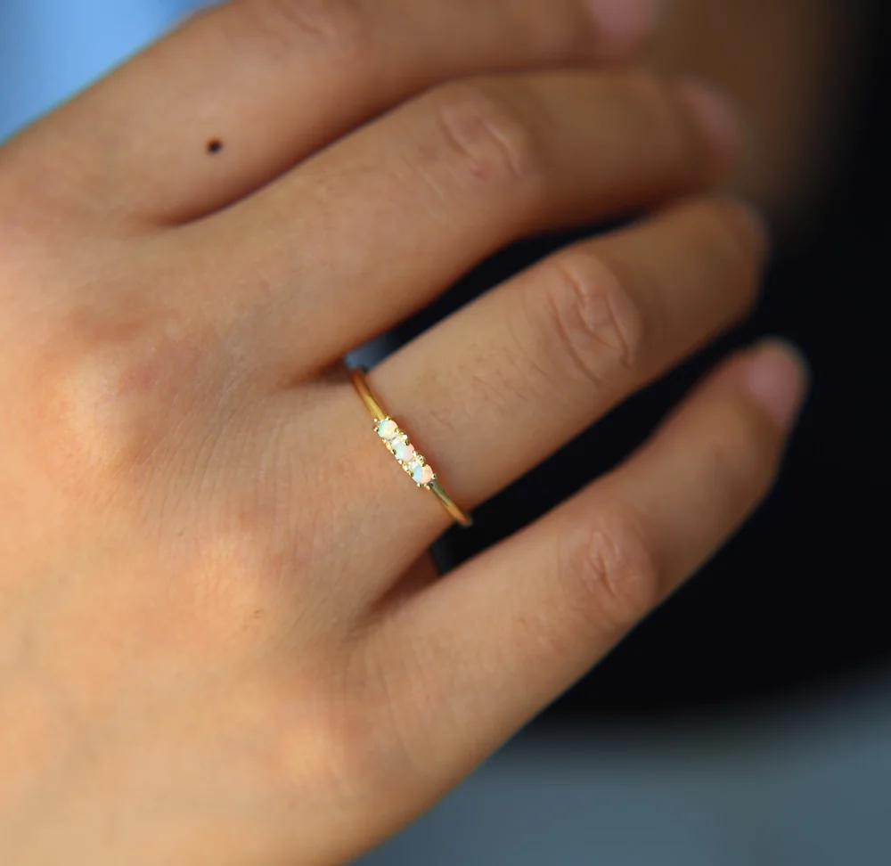 Женское кольцо в горошек белое с огненным опалом Ювелирное Украшение для