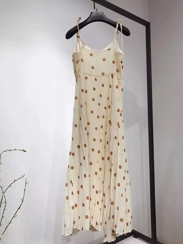 Женское стильное платье миди в горошек на бретельках с принтом и плиссировкой