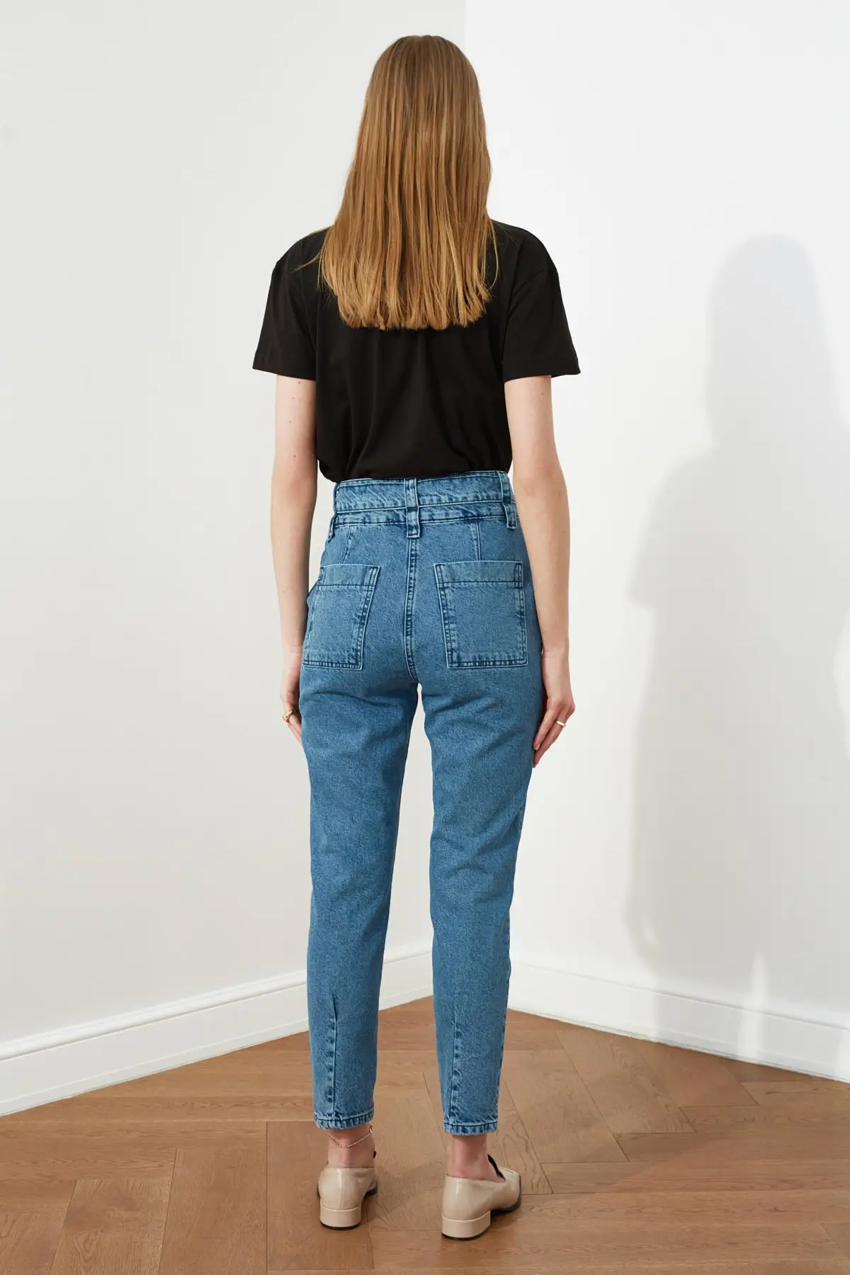 

Trendyol Arched Stitch Detail High Bel Mom Jeans TWOSS21JE0037