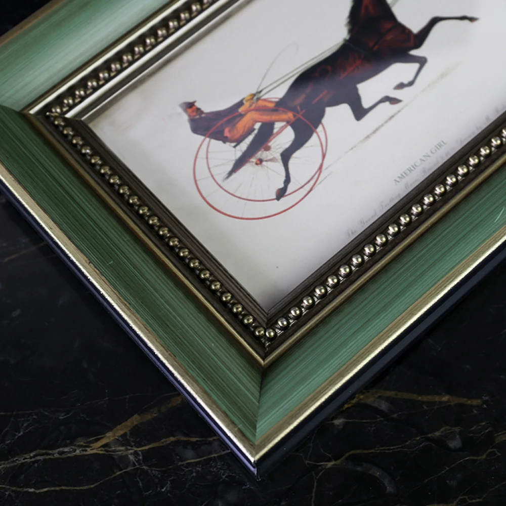 Деревянная старинная зеленая скошенная фоторамка с бисерной каймой для