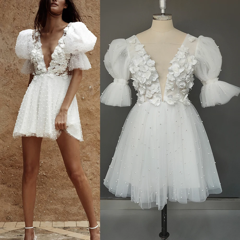 Платье свадебное с цветочной аппликацией глубоким V-образным вырезом и