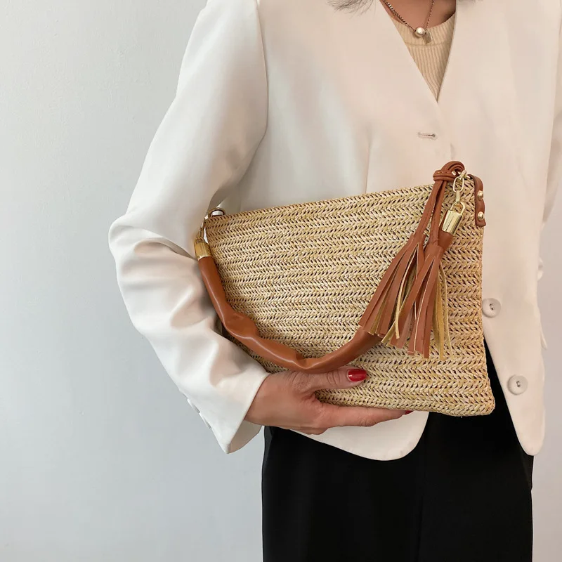 

Соломенная дизайнерская сумка-конверт сумка высокого качества; Сезон весна-лето; С цепочкой женские сумки-мессенджеры 2021 новые сумки через ...