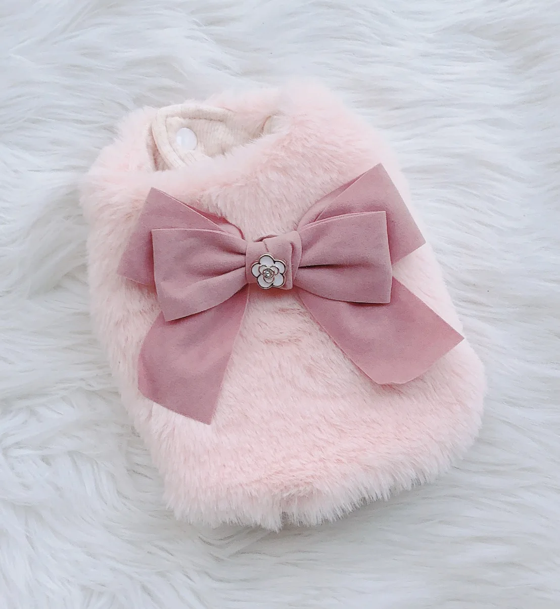 

Роскошная дизайнерская одежда для собак четырех цветов, меховое короткое пальто с большим бантом, элегантная одежда для домашних животных, ...