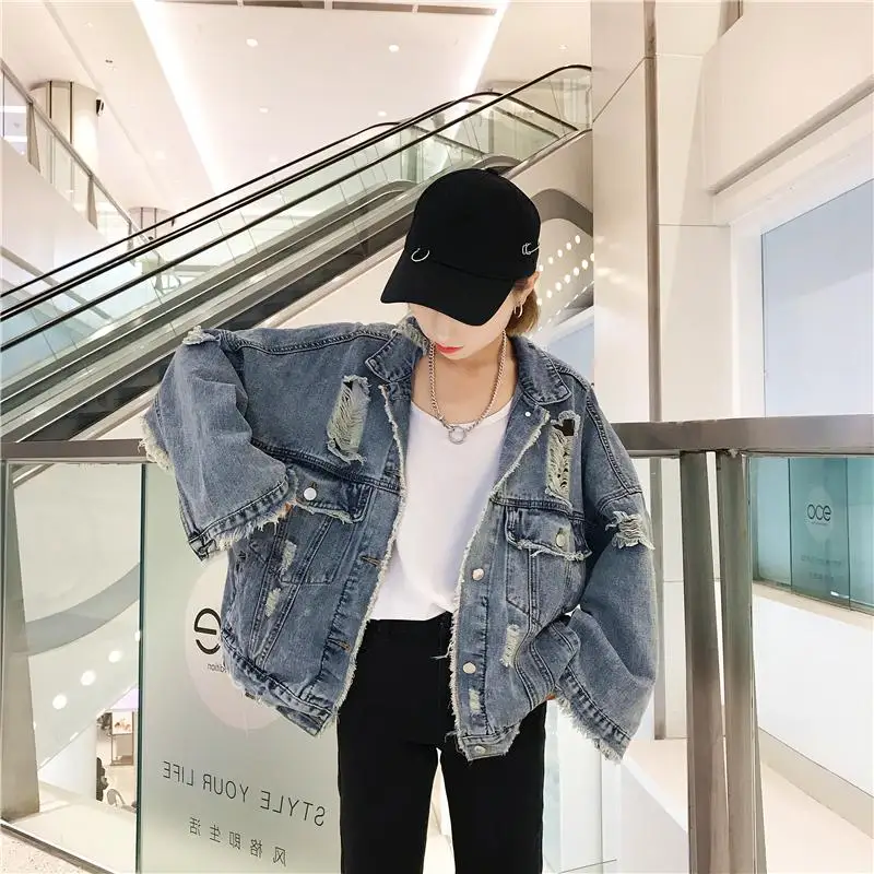 Женская джинсовая куртка с потертостями свободная винтажная потертая в стиле