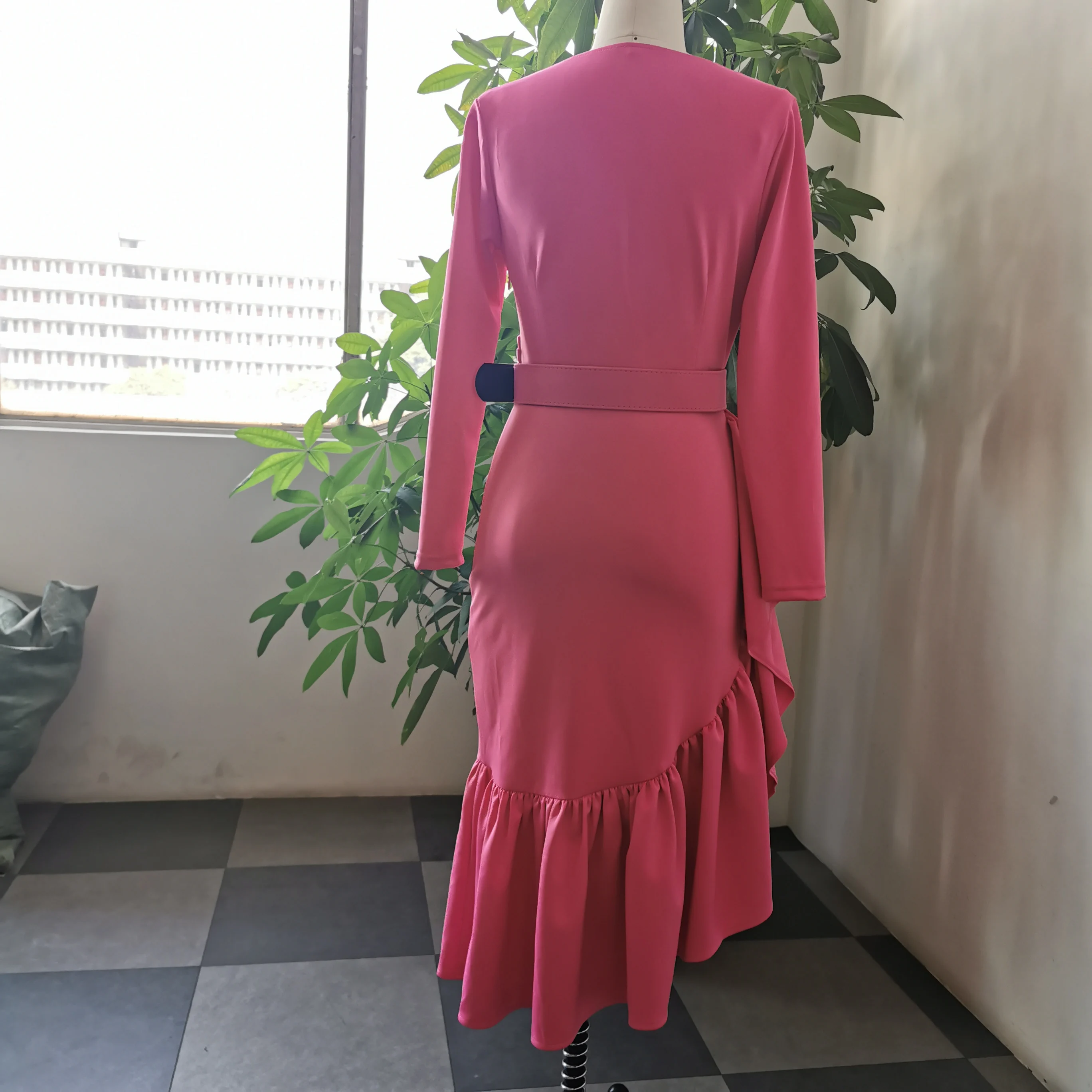 Платье женское средней длины с оборками модная офисная Туника розового и