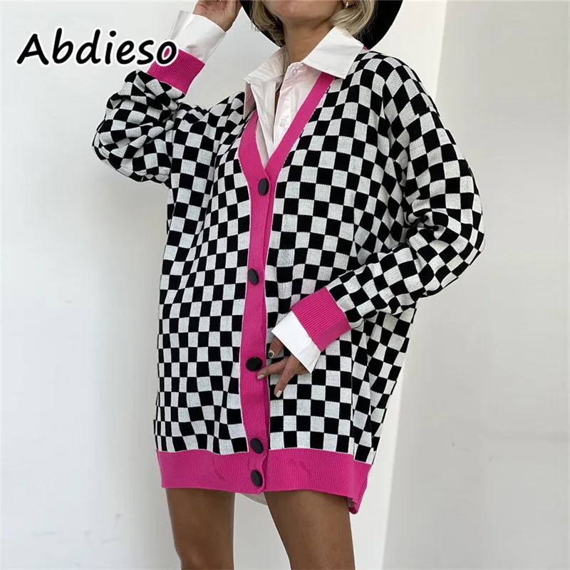 Женский трикотажный кардиган на пуговицах с V-образным вырезом |