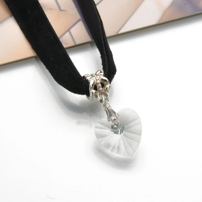 

Fashion Velvet Choker Heart Crystal Pendant Necklaces Black Ribbon Clavicle Chain Necklace Simple Heart Velvet Women Jewelry