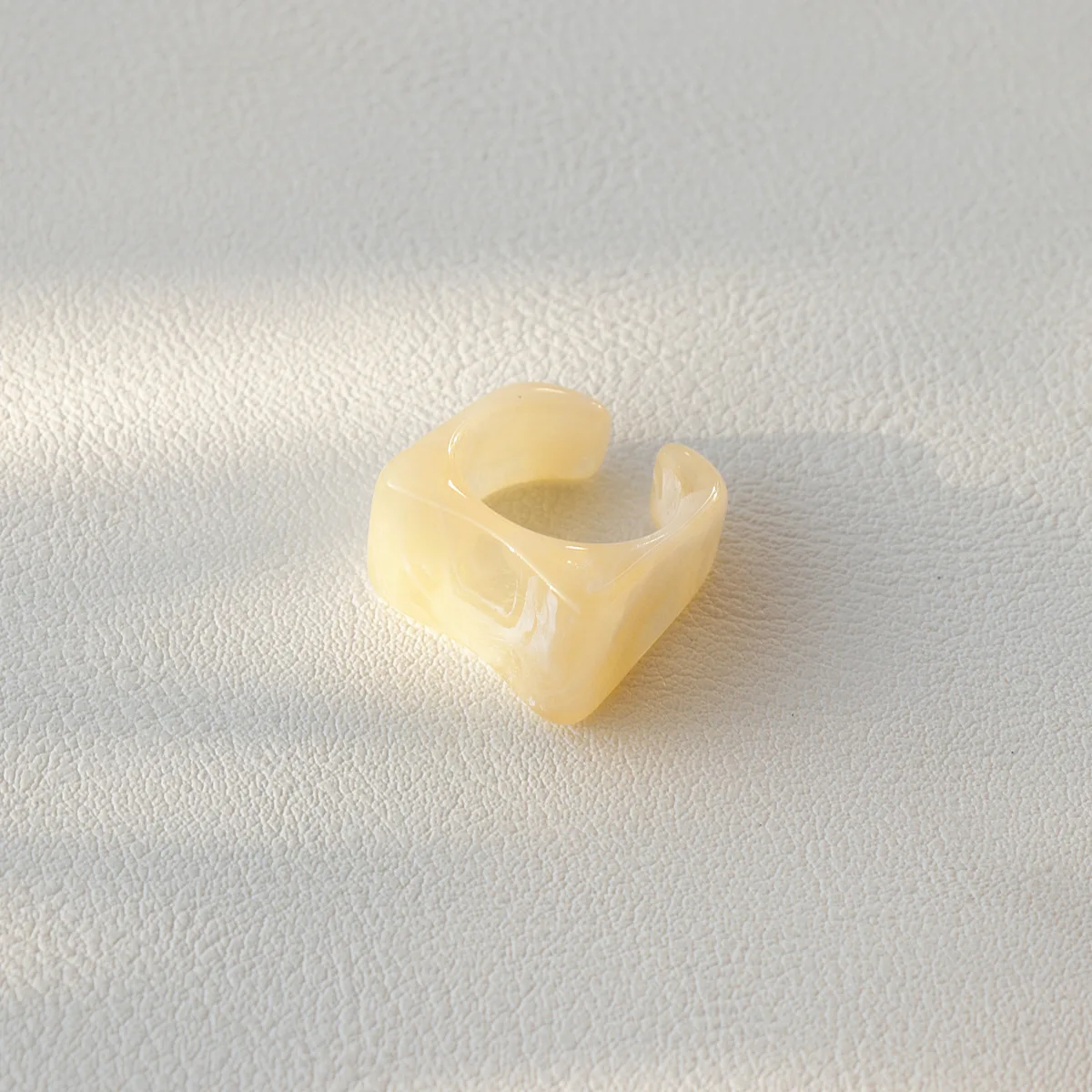 

Fashion Colorful Irregular Wood Resin Ring Vintage Transparent Acrylic White Blue Pink Resin Rings For Women Girls Jewelry