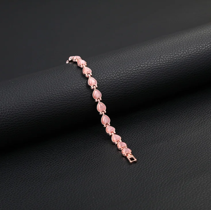 Браслет с персиковым сердечком и золотым покрытием |