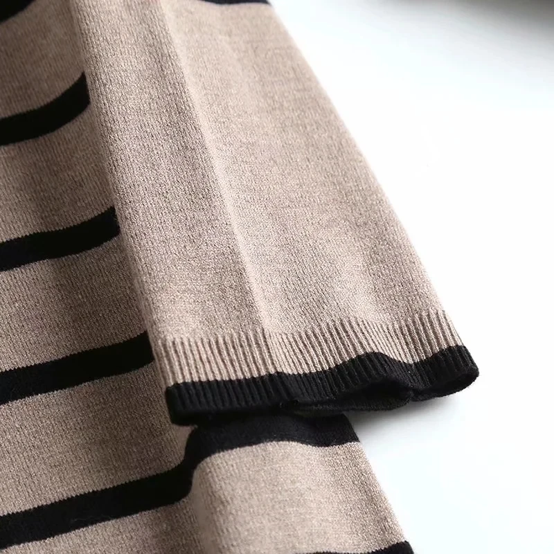 Вязаное зимнее платье-миди в полоску с V-образным вырезом | Женская одежда