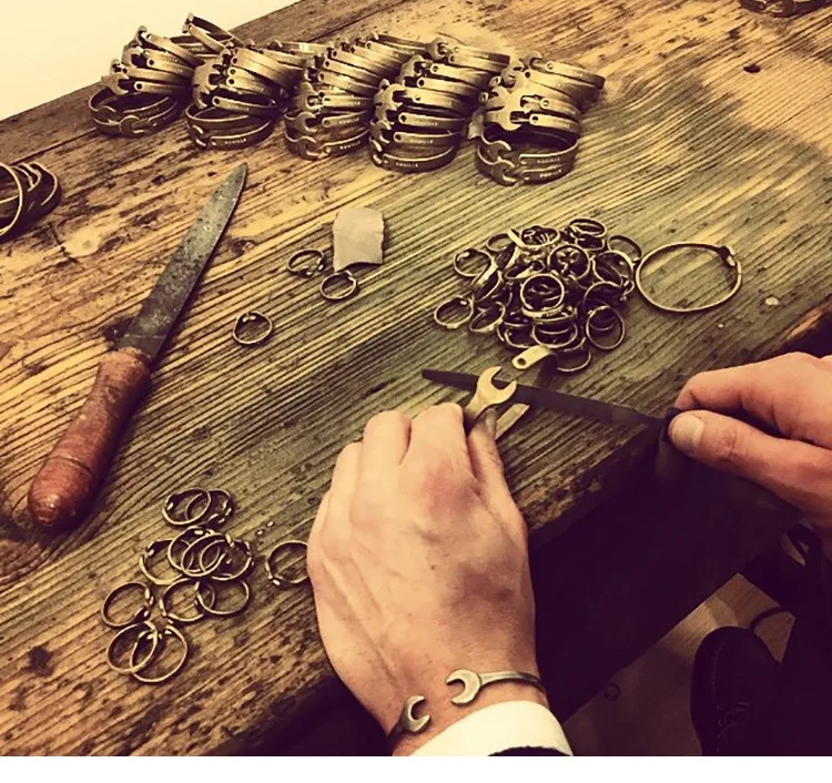 Ретро Винтажные Ностальгические Браслеты-застежки с интаглио из титановой стали машинного серебра "C"