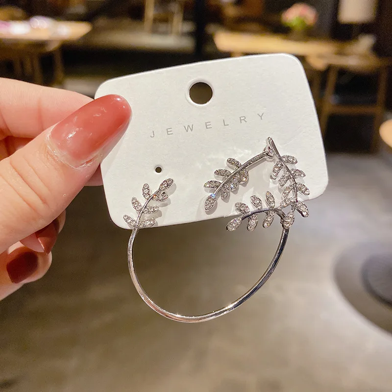 Женские простые серьги-гвоздики с фианитами изящные серьги листьями |